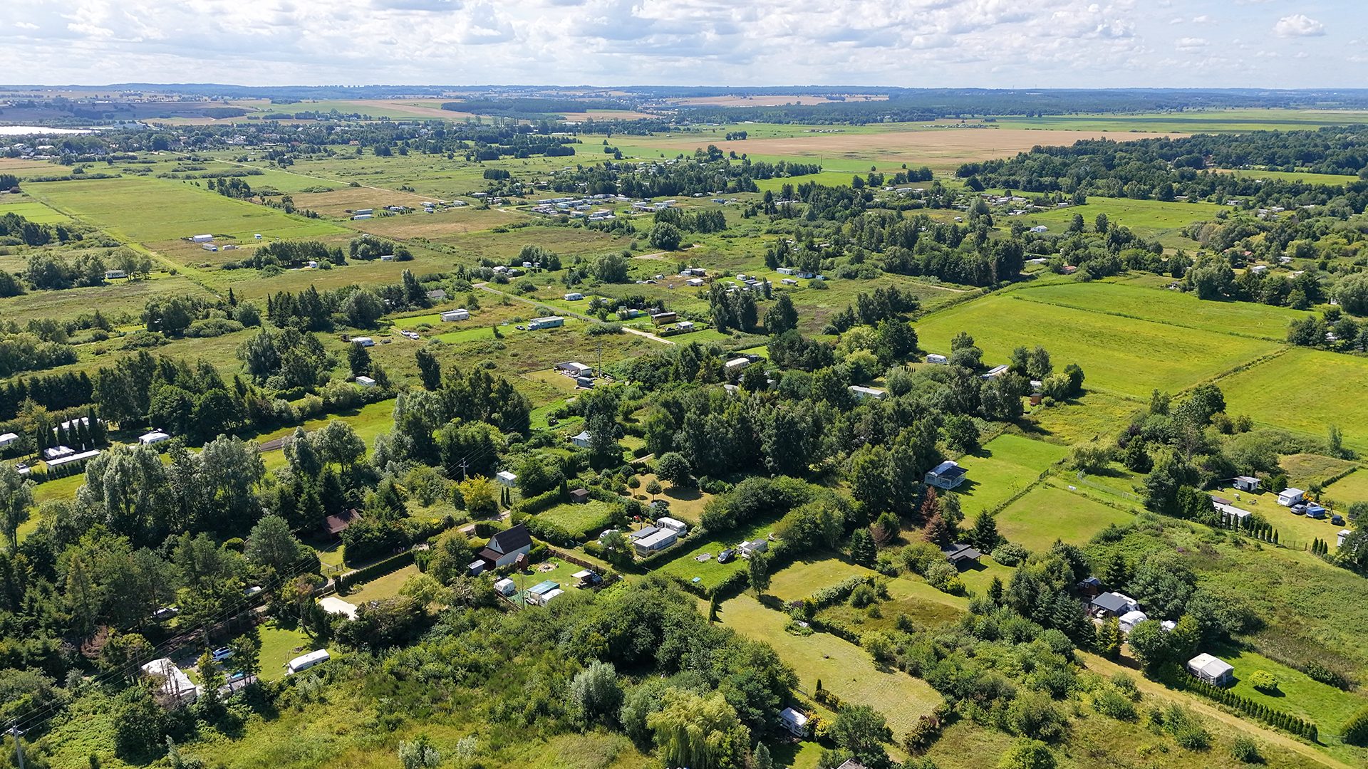 Spokojne, zielone okolice Karwi z lotu ptaka — łąki i ogrody idealne na spacery i wycieczki rowerowe nad Bałtykiem